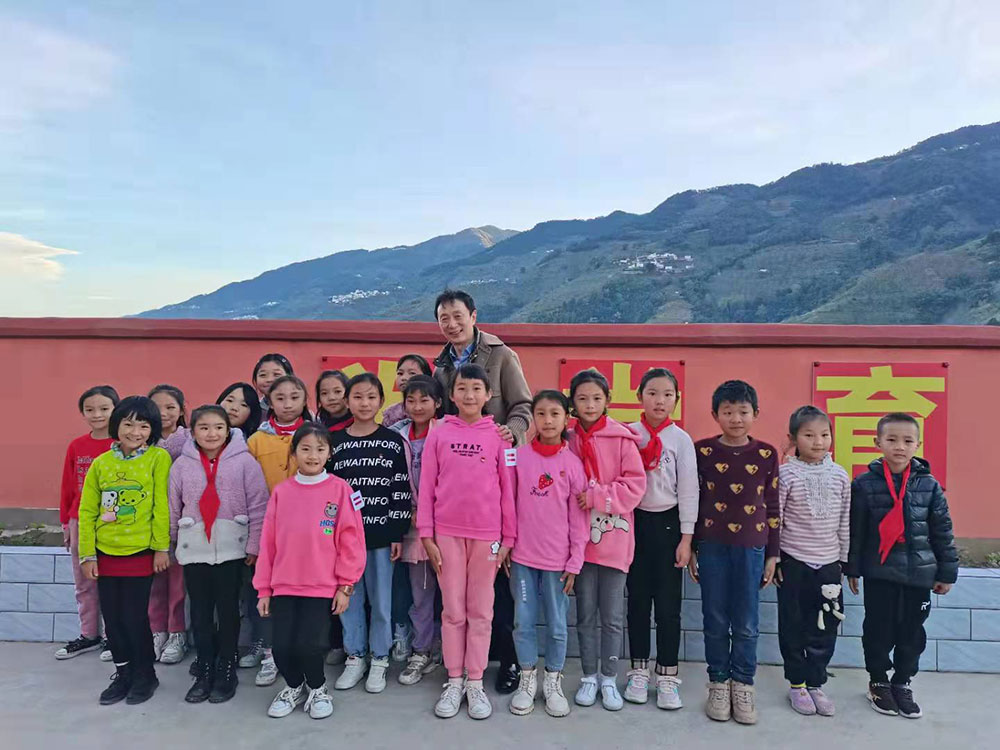 助力教育扶貧產(chǎn)業(yè)扶貧，點(diǎn)亮夢(mèng)想——?jiǎng)?chuàng)始人康總云南愛心支教